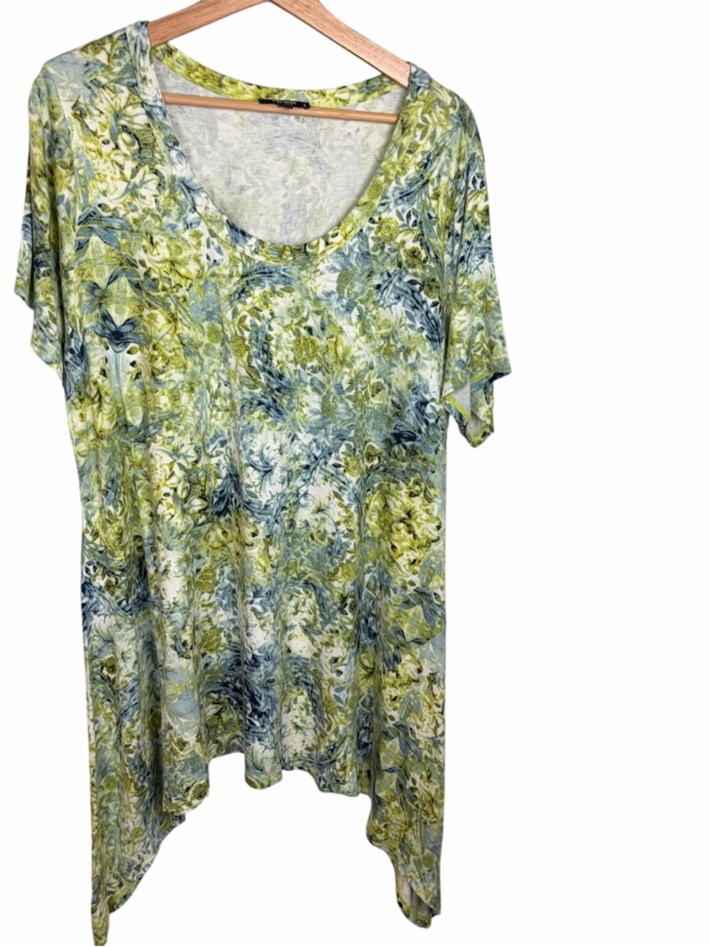 Women’s Premise Studio Blue & Green Floral Print Flowy Knit Top, Shark Bite Hem